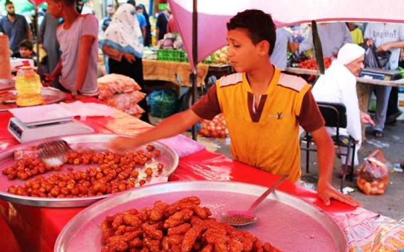 بالصور: الأسواق .. تعج بالمشاهدين وتفتقر المشترين