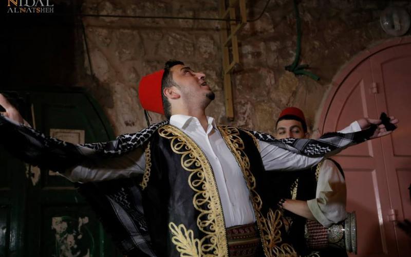 صور: المسحراتي يجوب شوارع الخليل