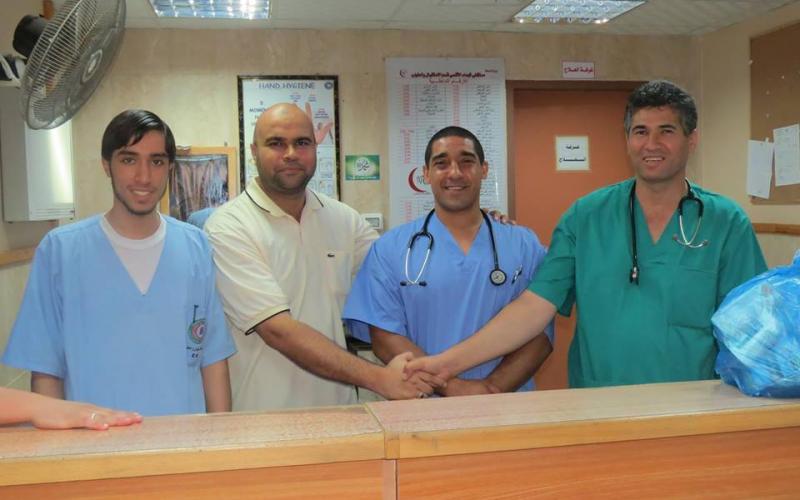 صور: حماس توزع الإفطار في مستشفى الأقصى