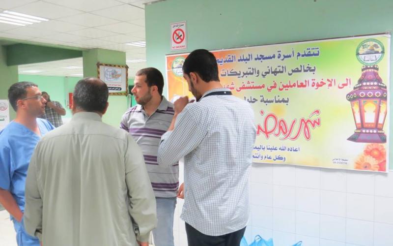 صور: حماس توزع الإفطار في مستشفى الأقصى