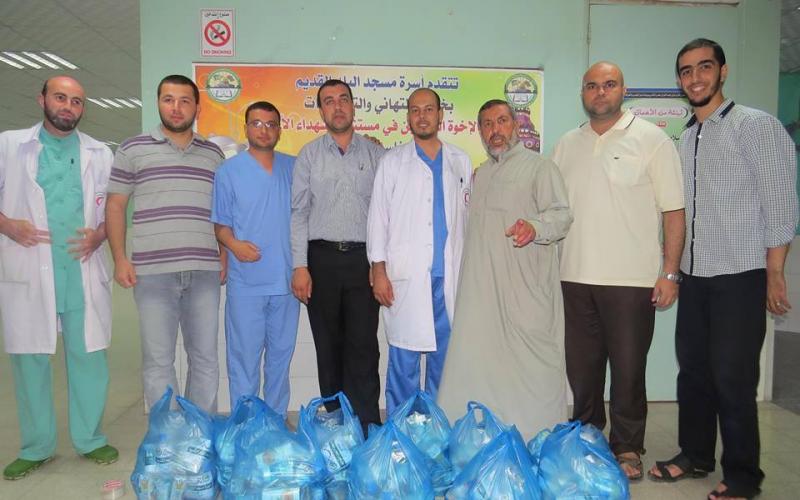 صور: حماس توزع الإفطار في مستشفى الأقصى
