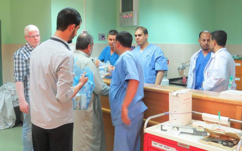 صور: حماس توزع الإفطار في مستشفى الأقصى