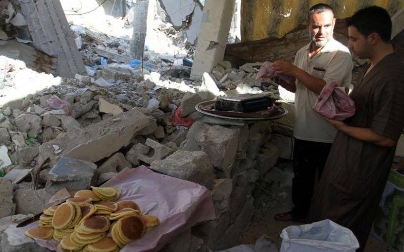 صور: صناعة القطايف على الأنقاض المدمرة