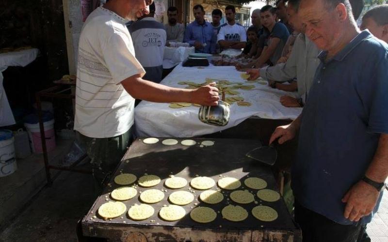 صور: صناعة القطايف على الأنقاض المدمرة