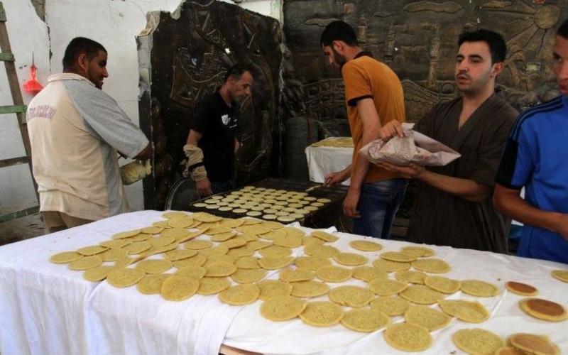 صور: صناعة القطايف على الأنقاض المدمرة