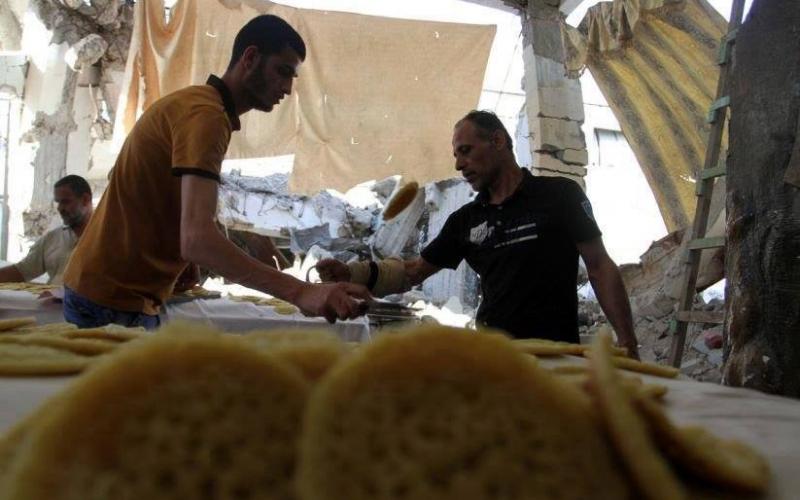 صور: صناعة القطايف على الأنقاض المدمرة
