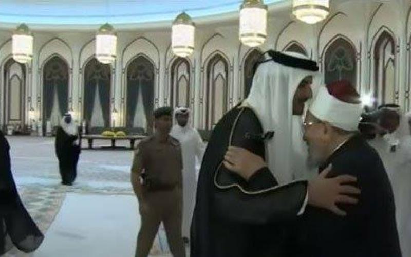 بالصور: أمير قطر يقيم إفطاراً حضره القرضاوي