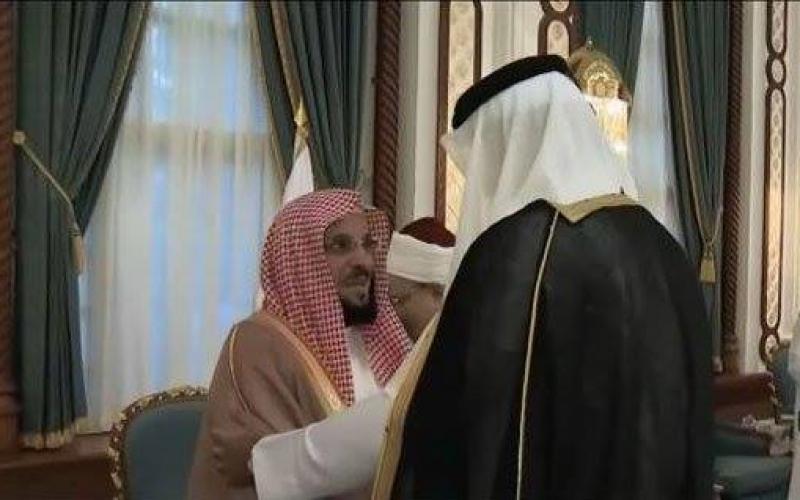 بالصور: أمير قطر يقيم إفطاراً حضره القرضاوي
