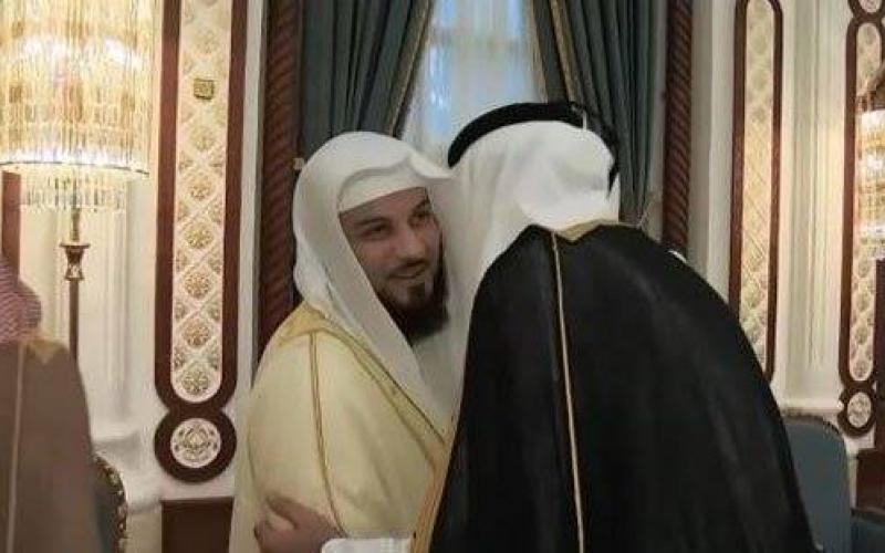 بالصور: أمير قطر يقيم إفطاراً حضره القرضاوي