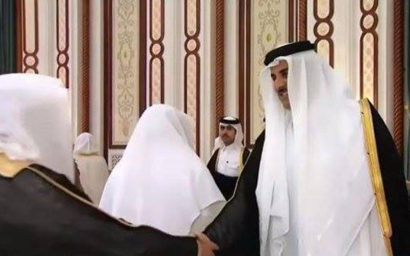 بالصور: أمير قطر يقيم إفطاراً حضره القرضاوي