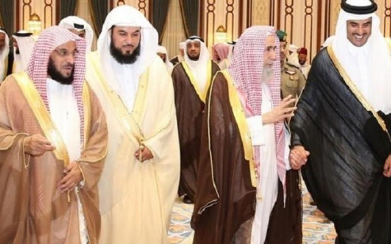 بالصور: أمير قطر يقيم إفطاراً حضره القرضاوي