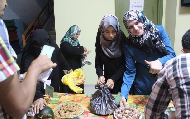 بالصور: أمهات يتنافسن لصنع أشهى طبق حلويات