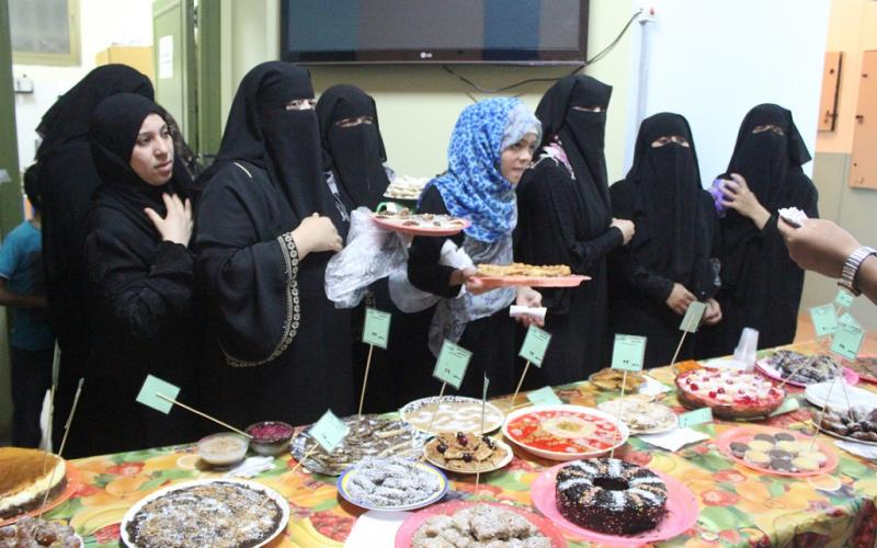 بالصور: أمهات يتنافسن لصنع أشهى طبق حلويات