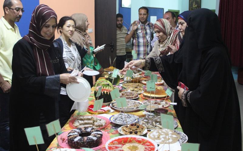 بالصور: أمهات يتنافسن لصنع أشهى طبق حلويات