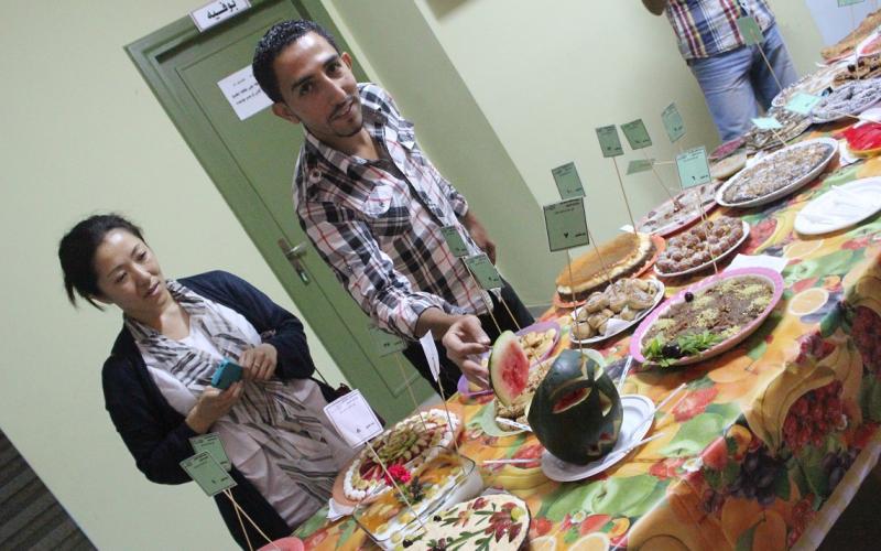 بالصور: أمهات يتنافسن لصنع أشهى طبق حلويات