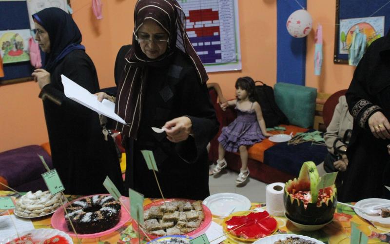 بالصور: أمهات يتنافسن لصنع أشهى طبق حلويات