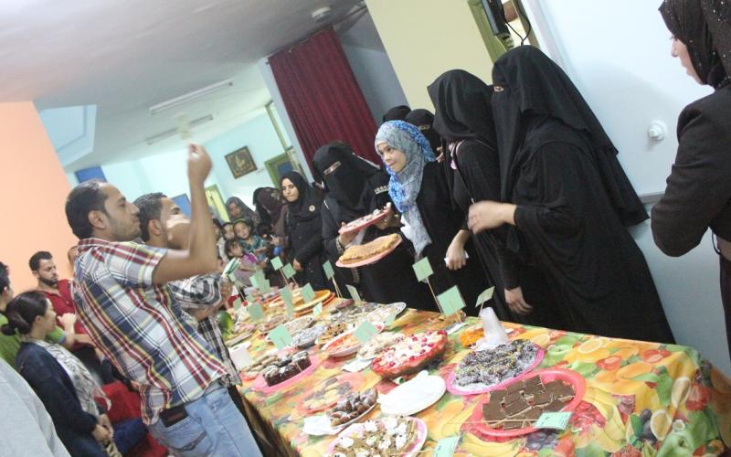 بالصور: أمهات يتنافسن لصنع أشهى طبق حلويات