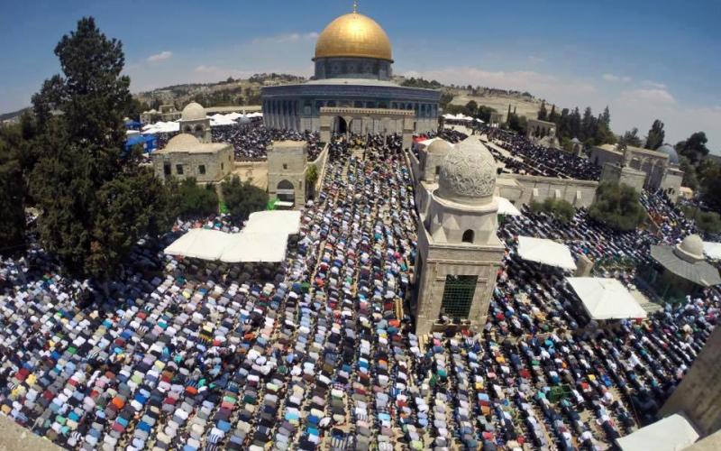 بالصور: مئات الآلاف صلوا الجمعة في الأقصى