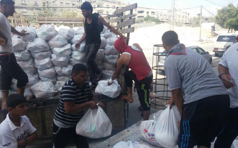 صور: سلة غذائية لفقراء غزة من"تيكا"التركية
