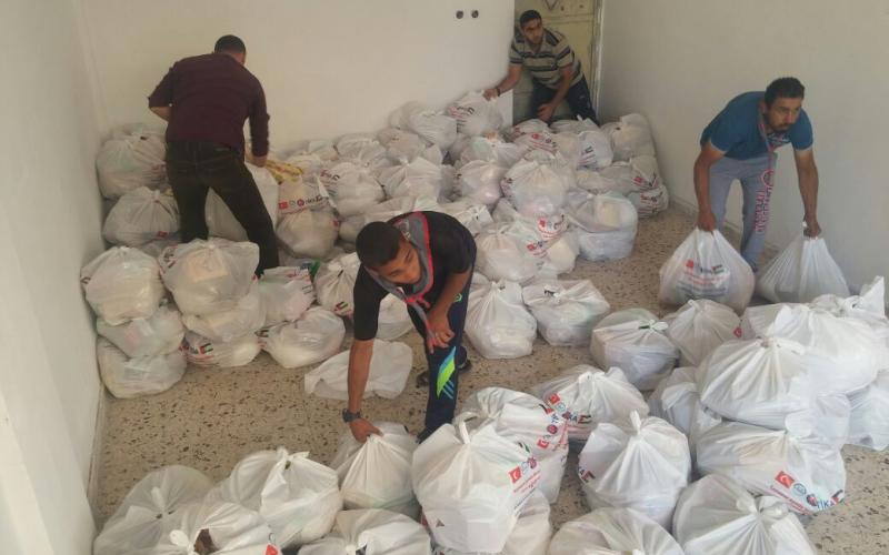 صور: سلة غذائية لفقراء غزة من"تيكا"التركية