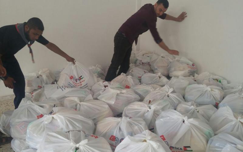 صور: سلة غذائية لفقراء غزة من"تيكا"التركية