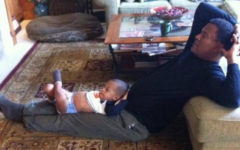 صور: للترفيه.. أبناء يشبهون أبناءهم