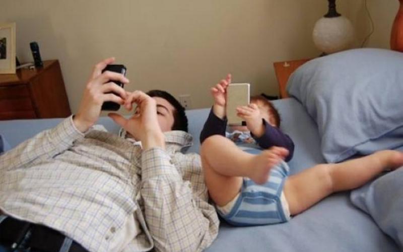 صور: للترفيه.. أبناء يشبهون أبناءهم