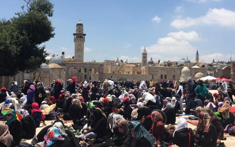 صور: الآلاف يصلون في المسجد الأقصى