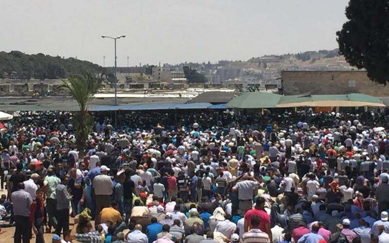 صور: الآلاف يصلون في المسجد الأقصى