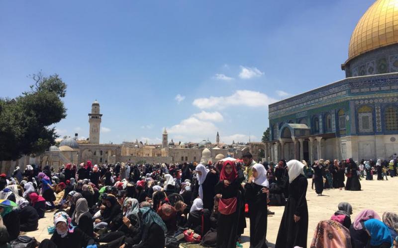 صور: الآلاف يصلون في المسجد الأقصى