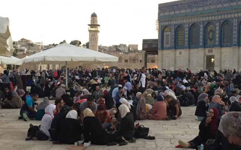 صور: الآلاف يصلون في المسجد الأقصى