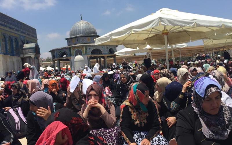 صور: الآلاف يصلون في المسجد الأقصى