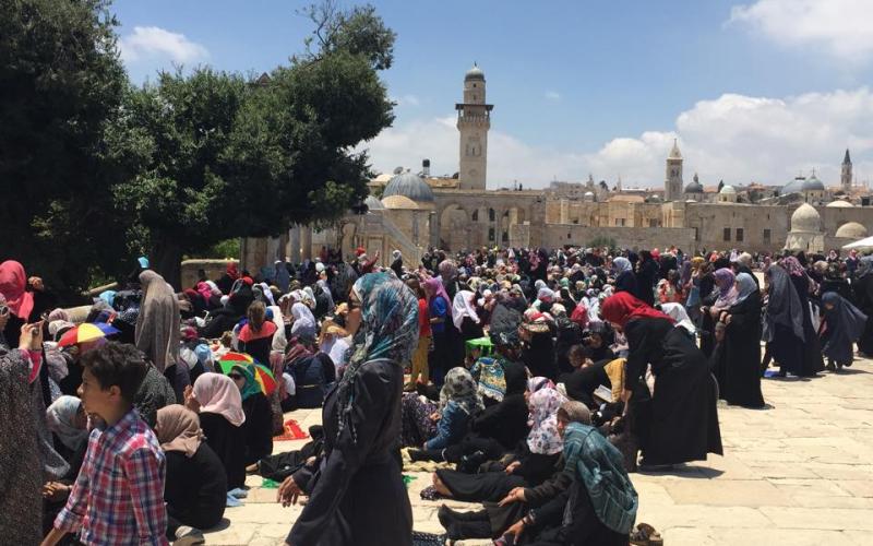 صور: الآلاف يصلون في المسجد الأقصى