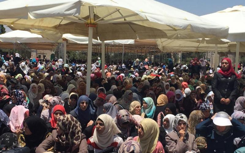 صور: الآلاف يصلون في المسجد الأقصى
