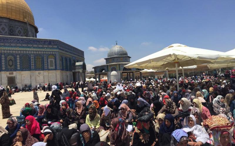 صور: الآلاف يصلون في المسجد الأقصى