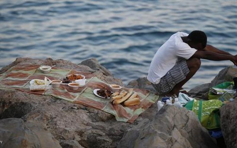 صور: صائمون على الصخور
