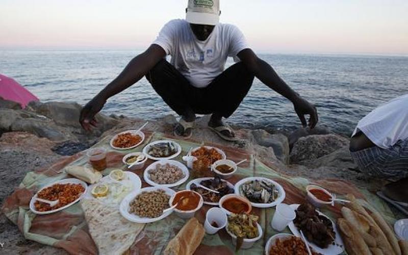 صور: صائمون على الصخور