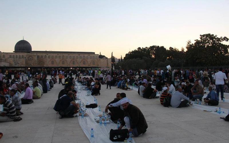 صور: موائد الإفطار في باحات الأقصى