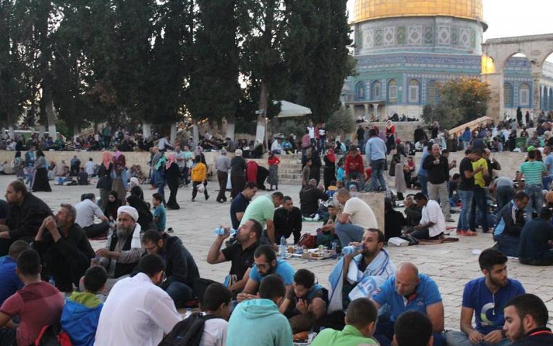 صور: موائد الإفطار في باحات الأقصى