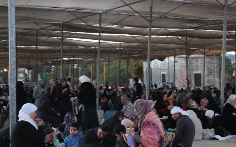 صور: موائد الإفطار في باحات الأقصى