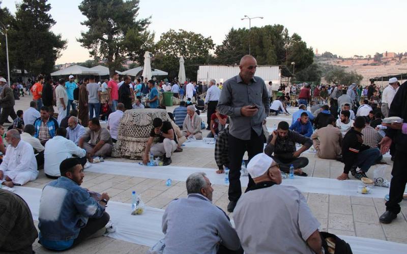 صور: موائد الإفطار في باحات الأقصى