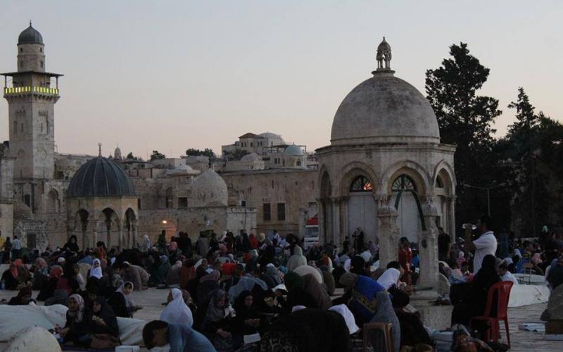 صور: موائد الإفطار في باحات الأقصى