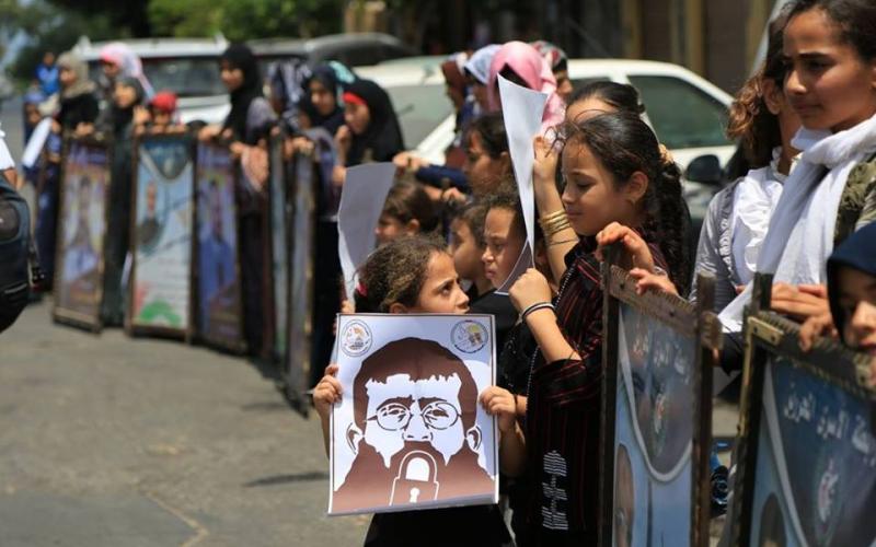 صور: سلسلة بشرية بغزة تضامنًا مع "عدنان"