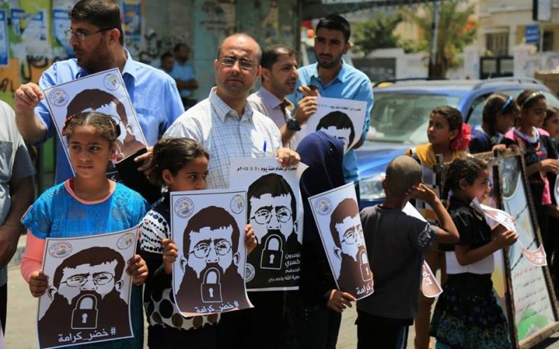 صور: سلسلة بشرية بغزة تضامنًا مع "عدنان"