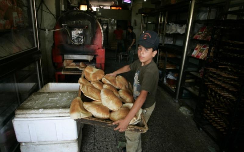 خباز فلسطيني يعد الخبز في مخبزه برفح