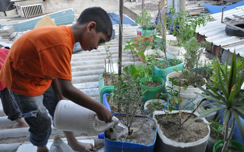 بالصور..معاق تفوق فحبسته الجدران..فمن له؟!