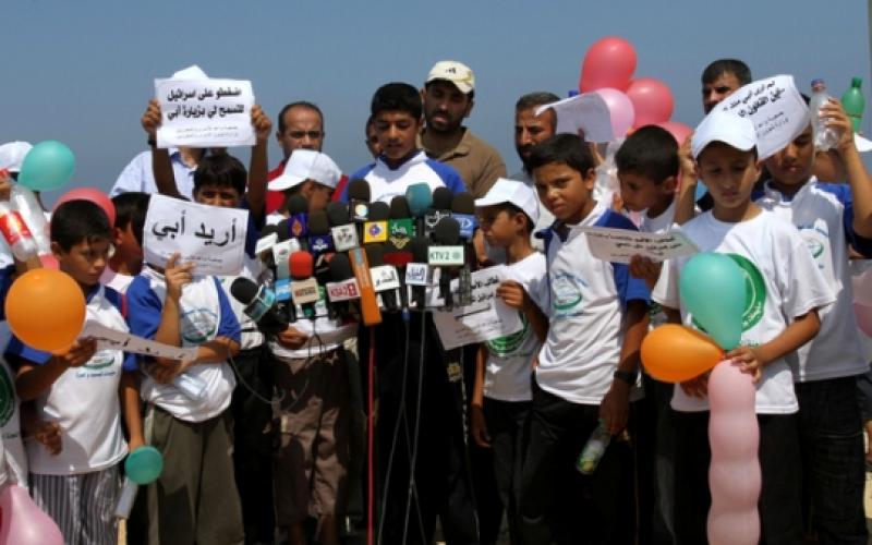 اعتصام لأبناء أسرى غزة عند الاحتلال