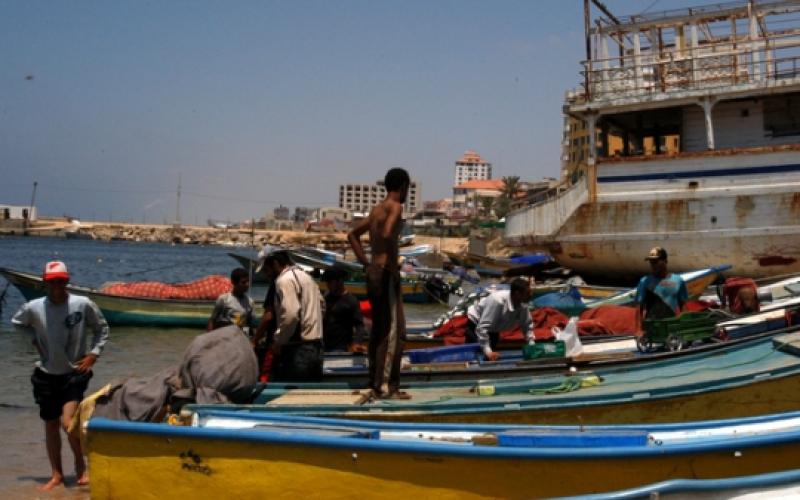 صياد فلسطيني يعد قاربه للصيد-شاطئ غزة