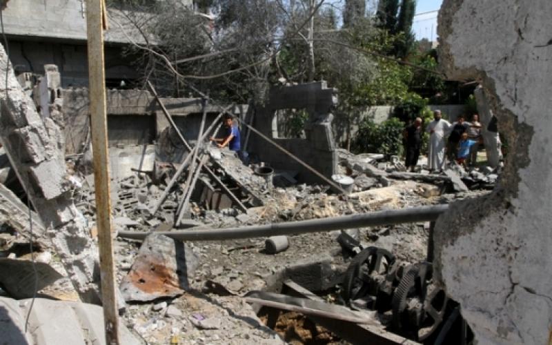 تفقد أضرار المنزل الذي قصف في بيت حانون