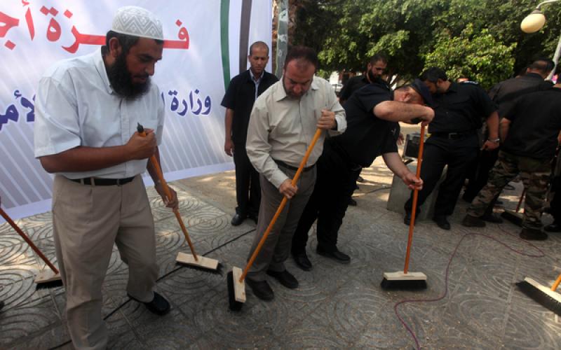 صور.. حماد والضباط يشاركون بحملة النظافة